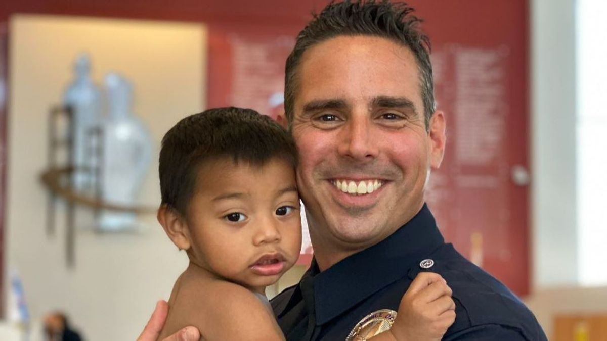 El policía Nick Ferara junto al bebé que salvó de morir en Los Ángeles, Estados Unidos