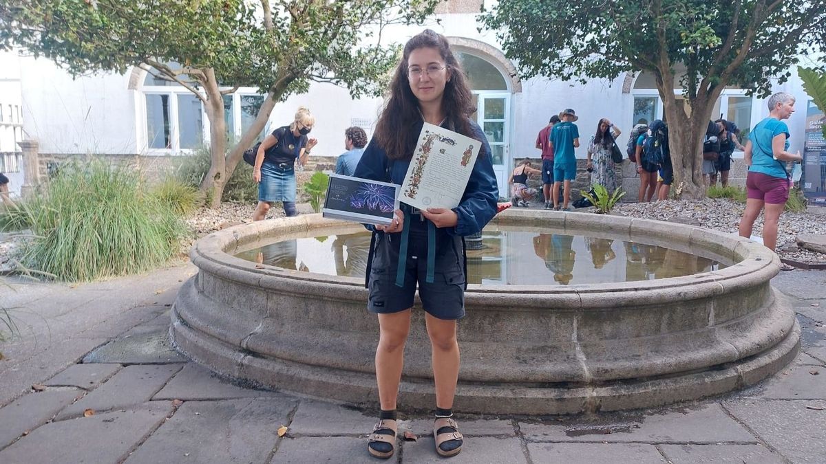 La profesora Chiara Birocchi con la 'compostela' La profesora Chiara Birocchi con la 'compostela'