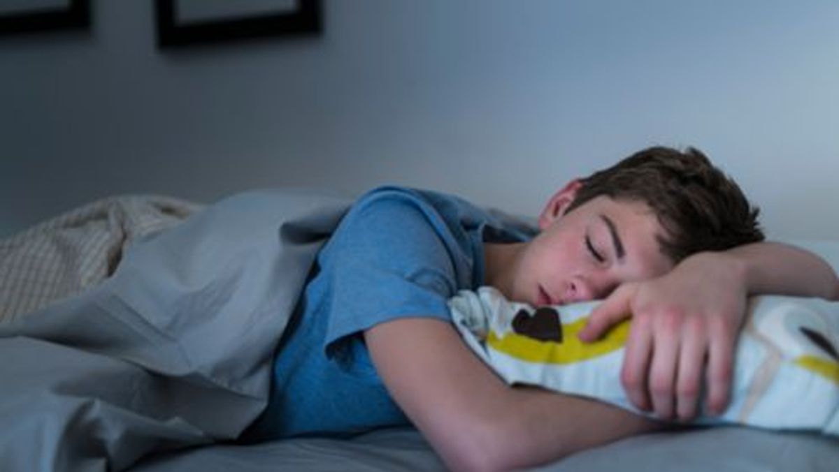 Los adolescentes que duermen menos de 8 horas tienen más riesgo de sobrepeso u obesidad, según un estudio