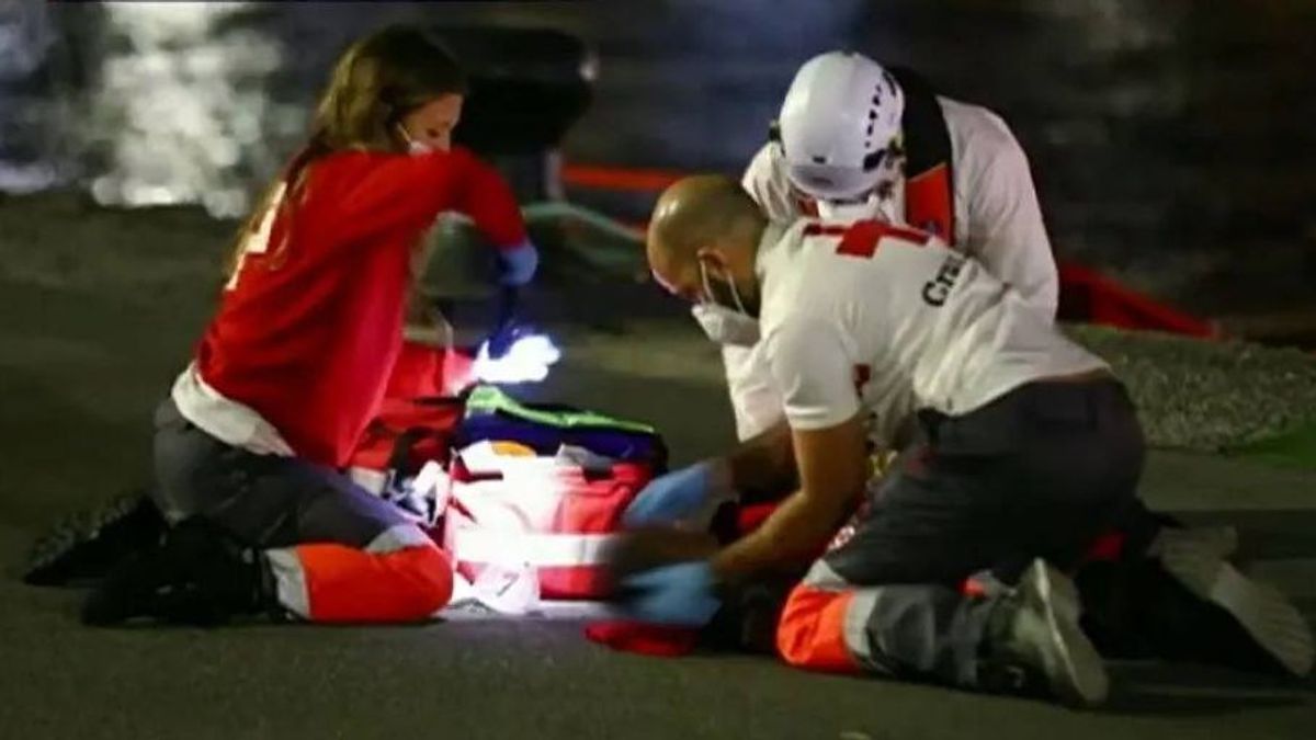 Sanitarios de la Cruz Roja intentan reanimar a un migrante tras un naufragio