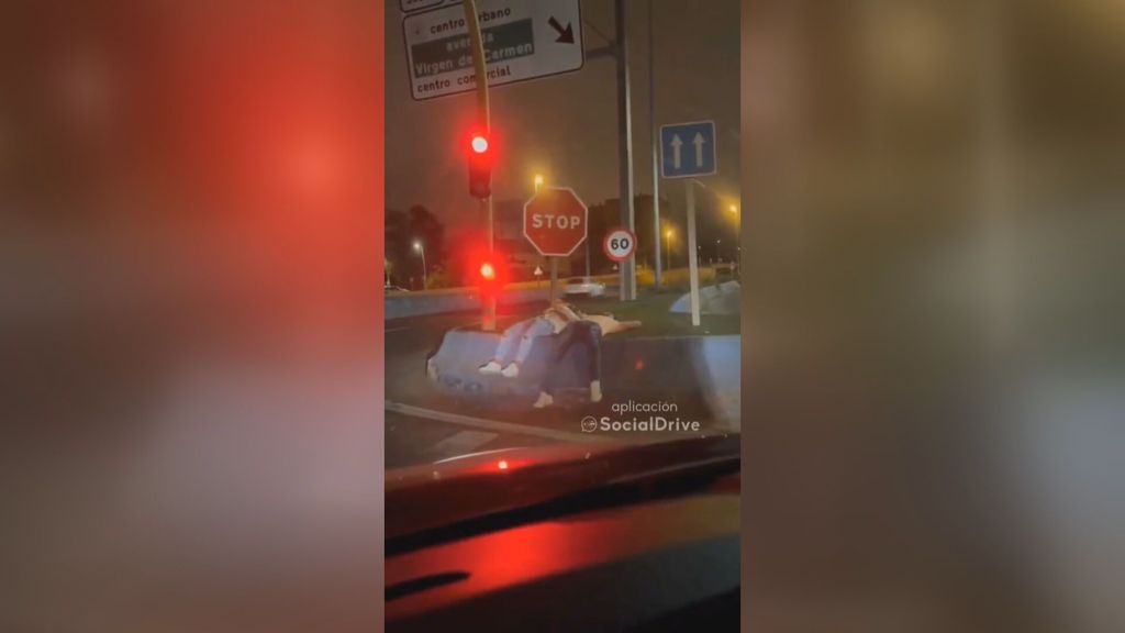 ‘Siesta’ surrealista junto a la carretera: dos personas se quedan dormidas en un cruce de Algeciras  (Agosto 2022)