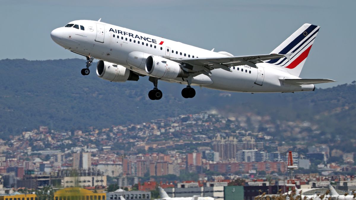 Un Airbus A319-111, de la compañía Air France aterrizando en el aeropuerto de Barcelona