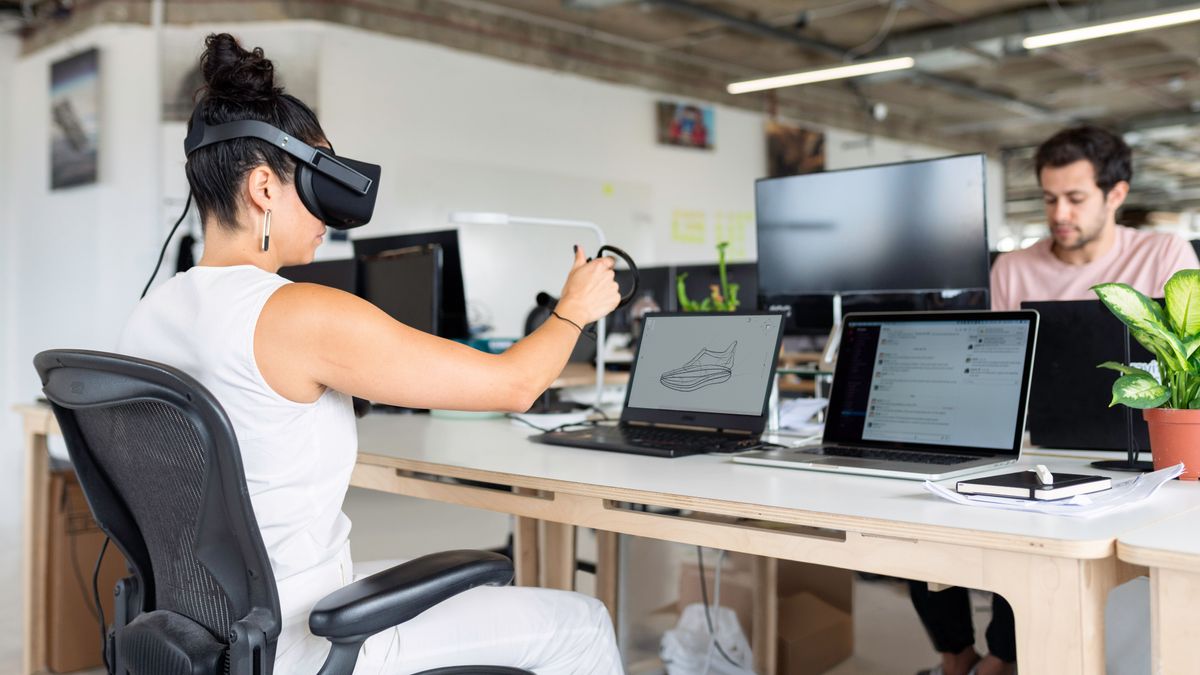 Una mujer trabaja con unas gafas de realidad virtual Una mujer trabaja con unas gafas de realidad virtual