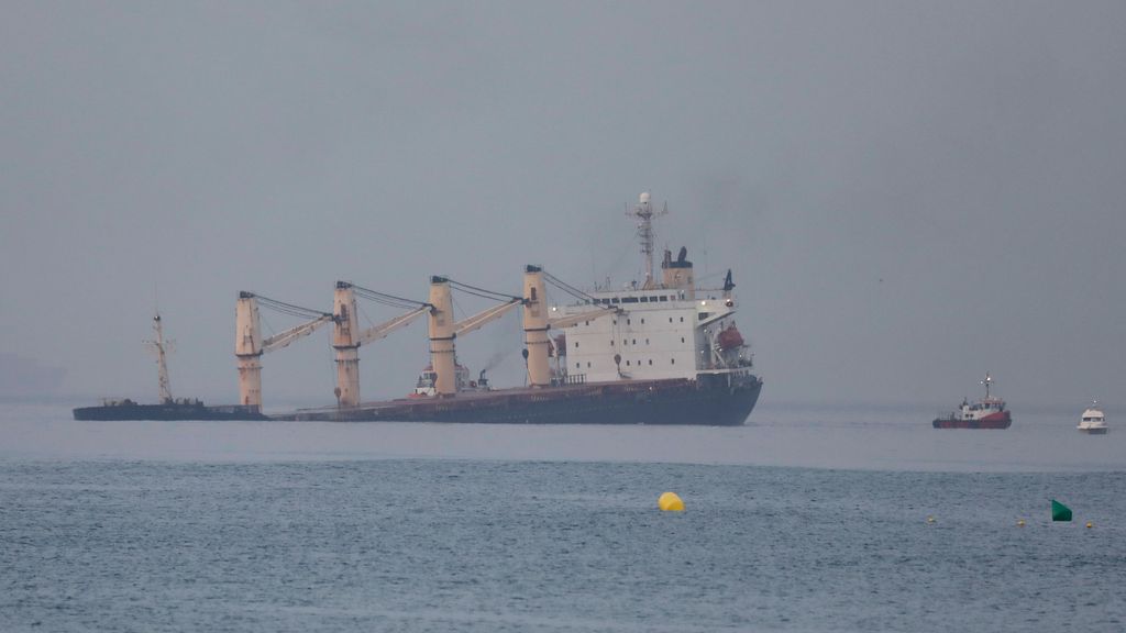Se rompe el casco del buque granelo varado en Algeciras y todos los tripulantes han sido evacuados