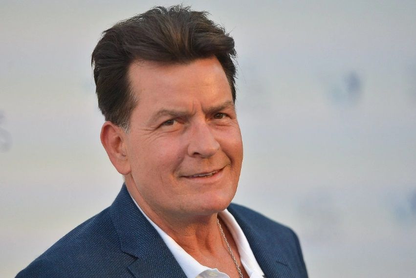 El actor Charlie Seen habría pagado a su exnovia para que retirase la denuncia por exponerla al VIH