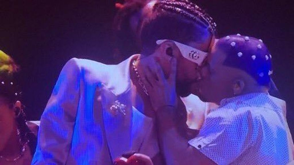El beso de Bad Bunny a un bailarín durante su actuación en los MTV VMA