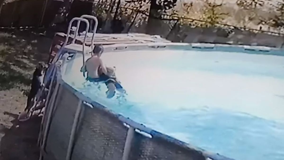 El heroico rescate de un niño a su madre, que estaba convulsionando en la piscina