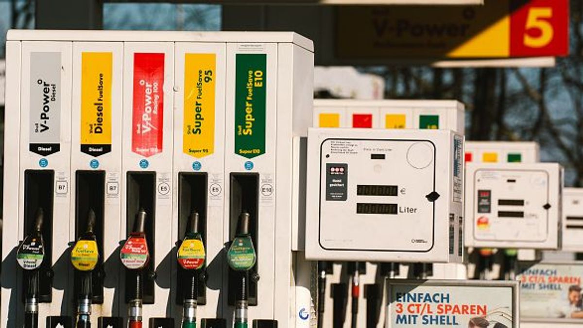 gas pump is seen at Shell gas station in Cologne, Germany on March 7, 2022 as Russia war against Ukraine has led to rising prices across Europe (Photo by Ying Tang/NurPhoto via Getty Images) gas pump is seen at Shell gas station in Cologne, Germany on March 7, 2022 as Russia war against Ukraine has led to rising prices across Europe (Photo by Ying Tang/NurPhoto via Getty Images)