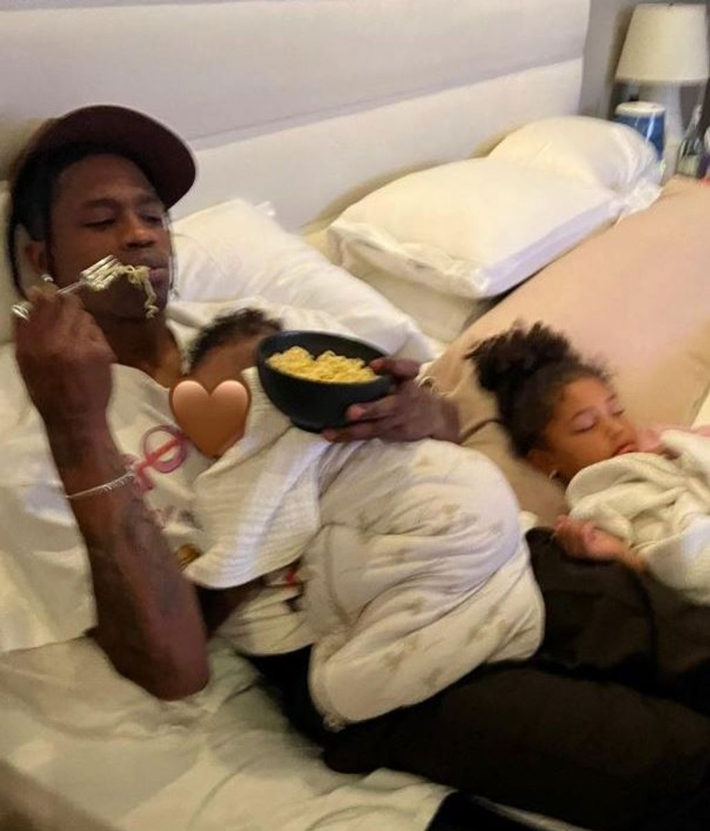 Kylie Jenner felicitó a Travis Scott con esta imagen por el día del padre