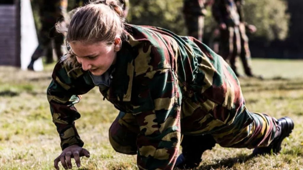 La princesa Elisabeth de Bélgica, haciendo maniobras en la academia militar