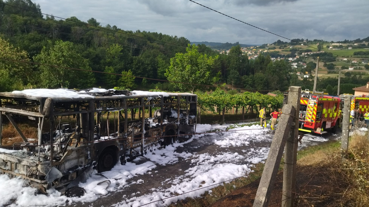 Muere un bombero en prácticas atropellado por un autobús en llamas en Santiago de Compostela