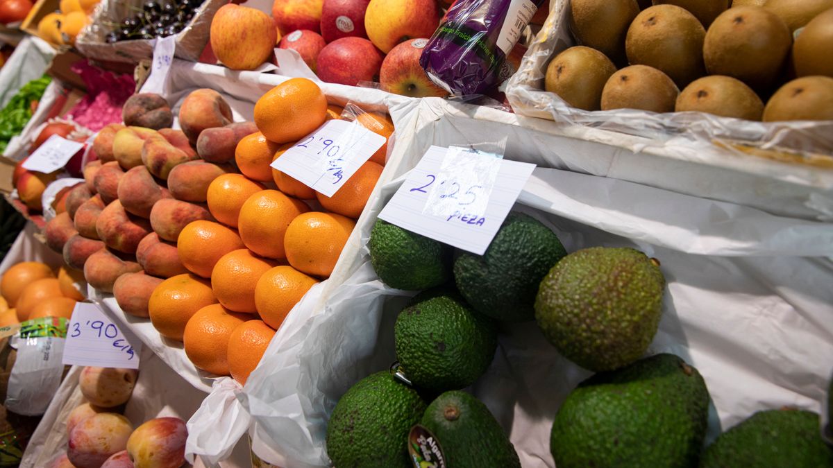 Puesto frutas verduras mercado abastos 12 agosto 2022 sevilla andalucia