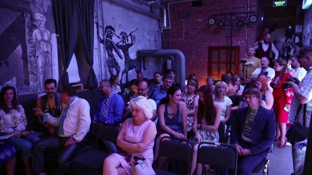 Una compañía teatral representa una obra en una sala ubicada en un refugio subterráneo en la Mikoláiv, Ucrania