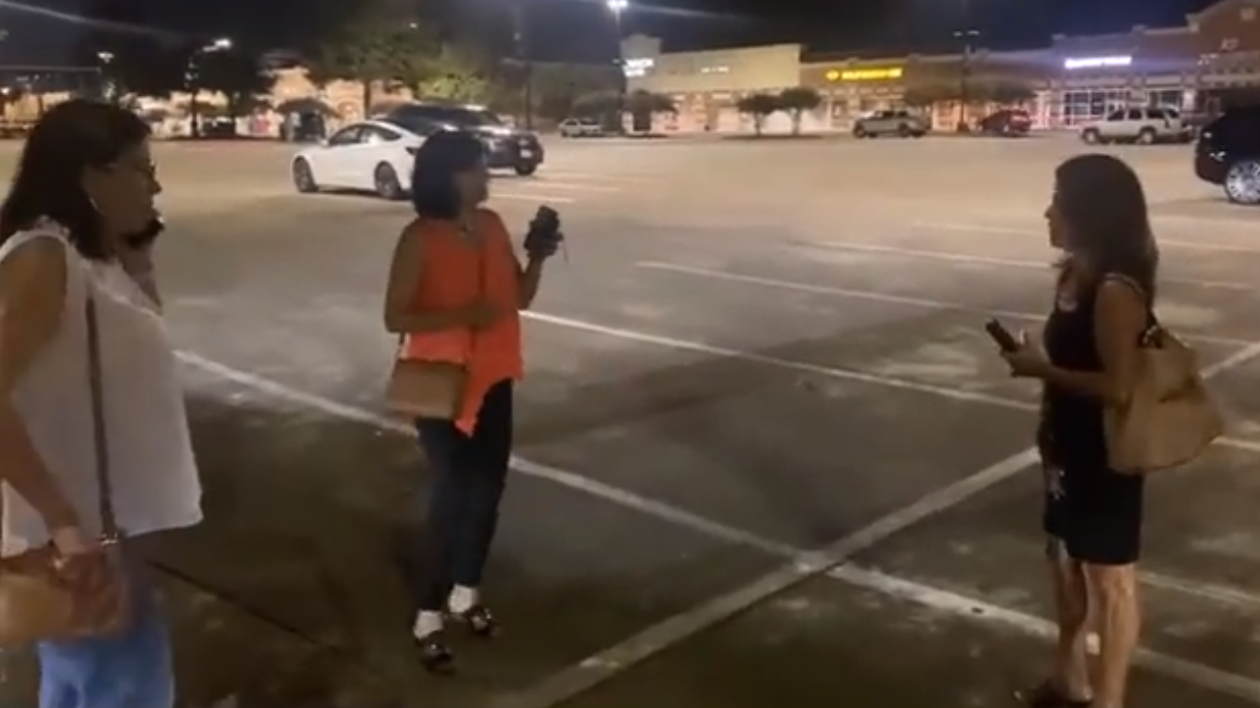 Una mujer agrede a un grupo de migrantes indias en Texas, Estados Unidos: "Nací aquí, ¿tú naciste aquí?"