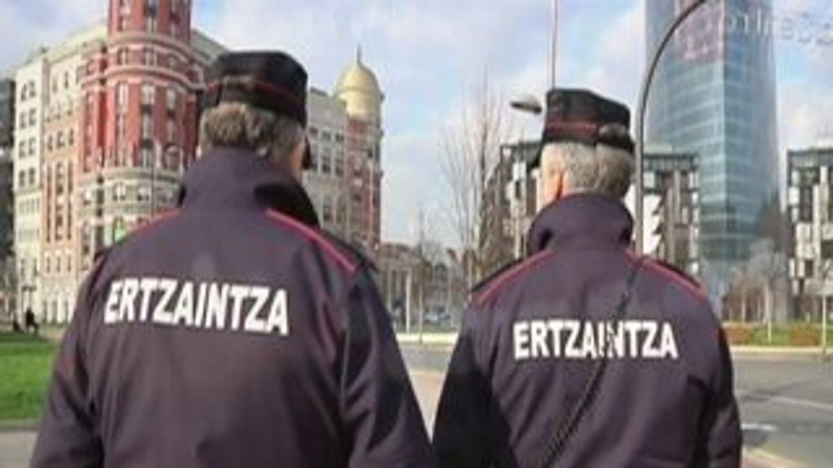 Agentes de la Ertzaintza Agentes de la Ertzaintza