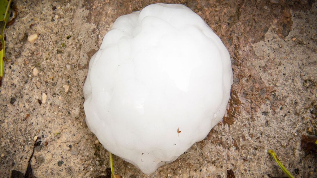 Así fue el granizo excepcionalmente grande que causó la muerte de un bebé en Girona