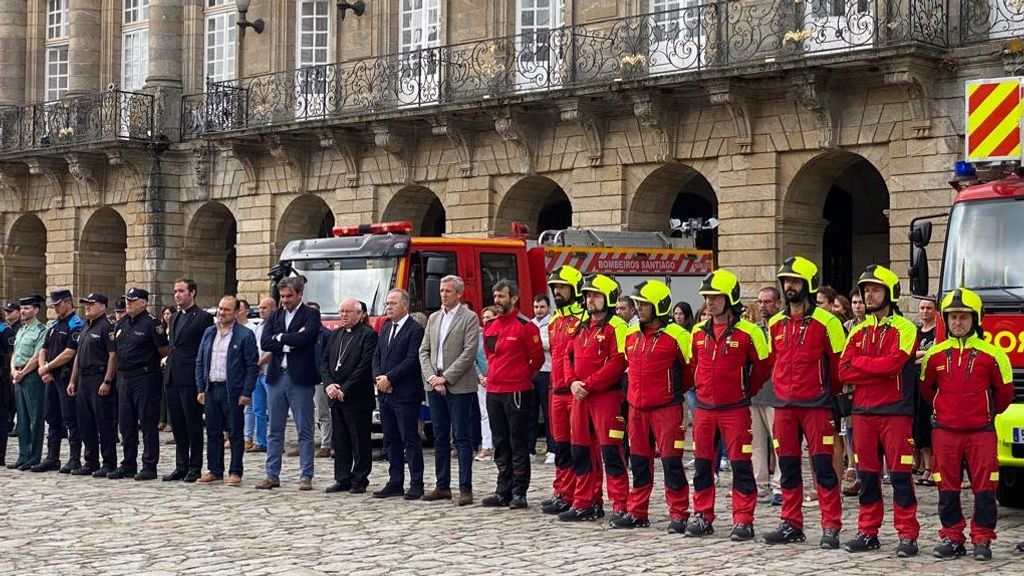 Autoridades y compañeros presentes en el homenaje
