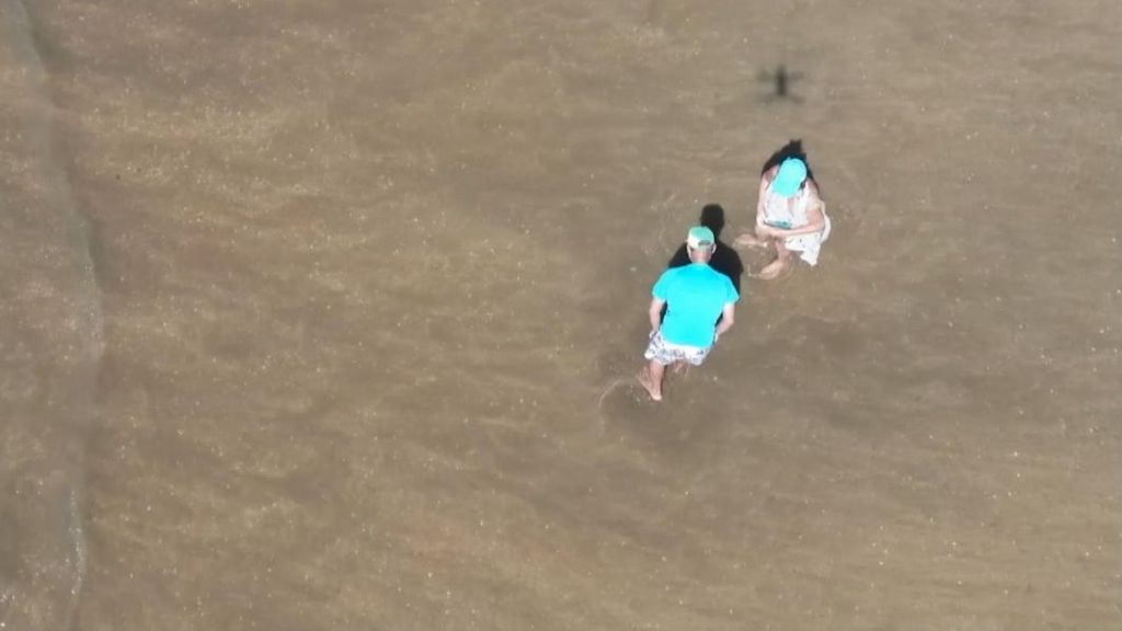 Un dron alerta a los bañistas de que es ilegal coger coquinas en las playas de Punta Umbría