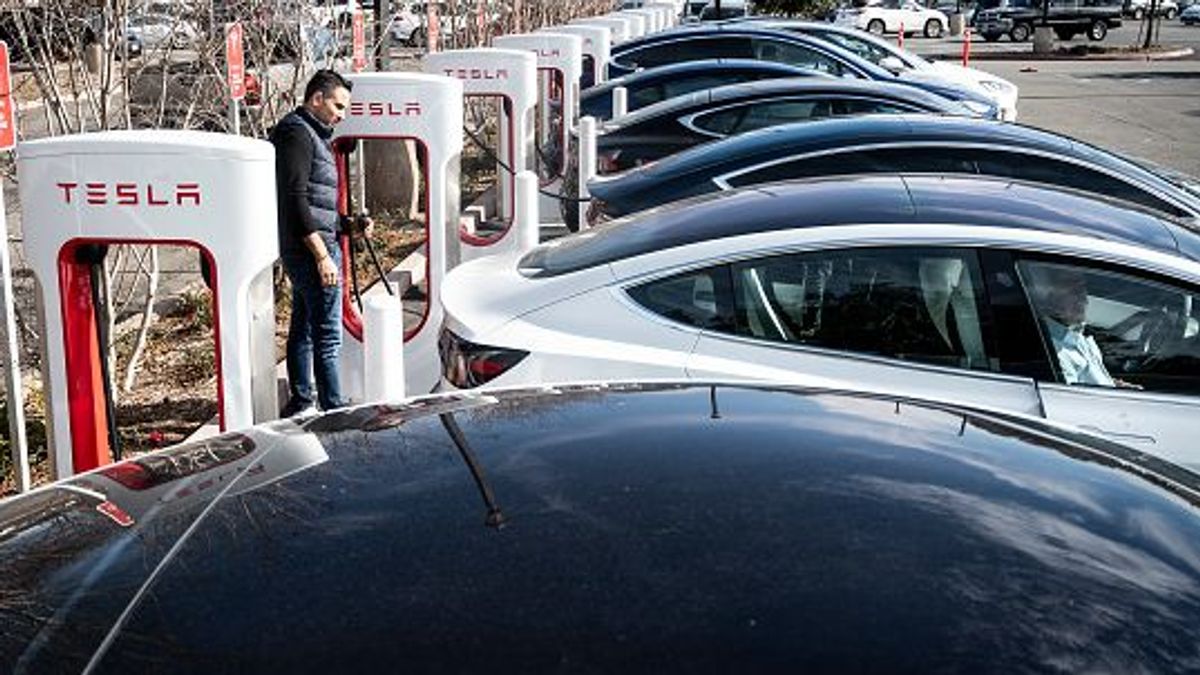 Coches de Tesla se cargan en una estación Supercharger en Culver Ave. en Irvine, California Coches de Tesla se cargan en una estación Supercharger en Culver Ave. en Irvine, California