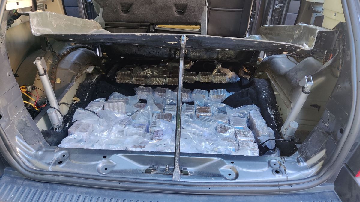 El hachís estaba oculto en el fondo del maletero de un coche de alta gama