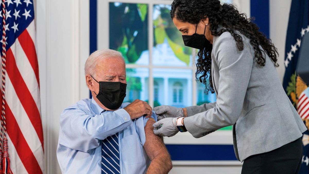 El presidente de Estados Unidos, Joe Biden, recibe una dosis de la vacuna contra la COVID-19