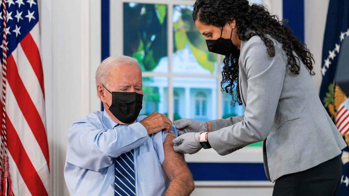 El presidente de Estados Unidos, Joe Biden, recibe una dosis de la vacuna contra la COVID-19 El presidente de Estados Unidos, Joe Biden, recibe una dosis de la vacuna contra la COVID-19