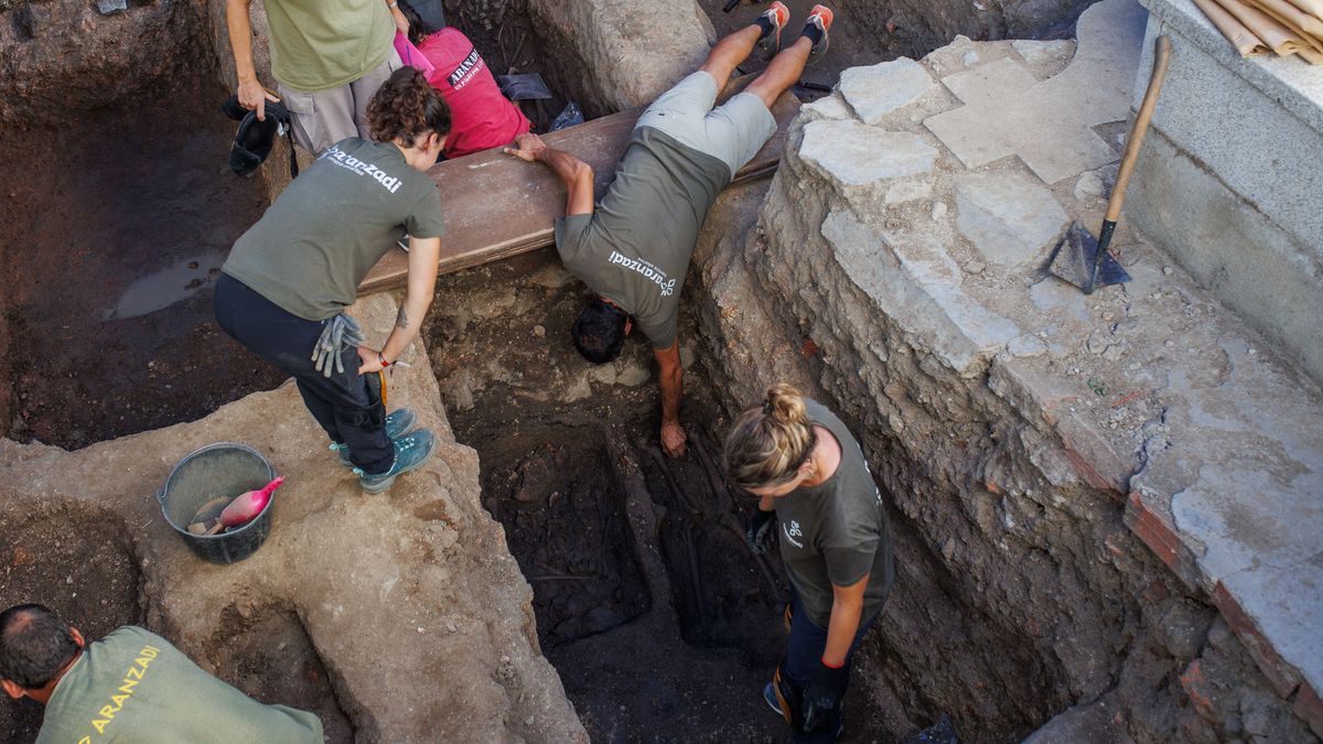 EuropaPress 4644148 arqueologos miembros sociedad ciencias aranzadi trabajos exhumacion