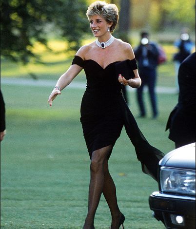 La princesa Diana (1961 - 1997) llegando a la Serpentine Gallery de Londres con el icónico vestido de Christina Stambolian en junio de 1994