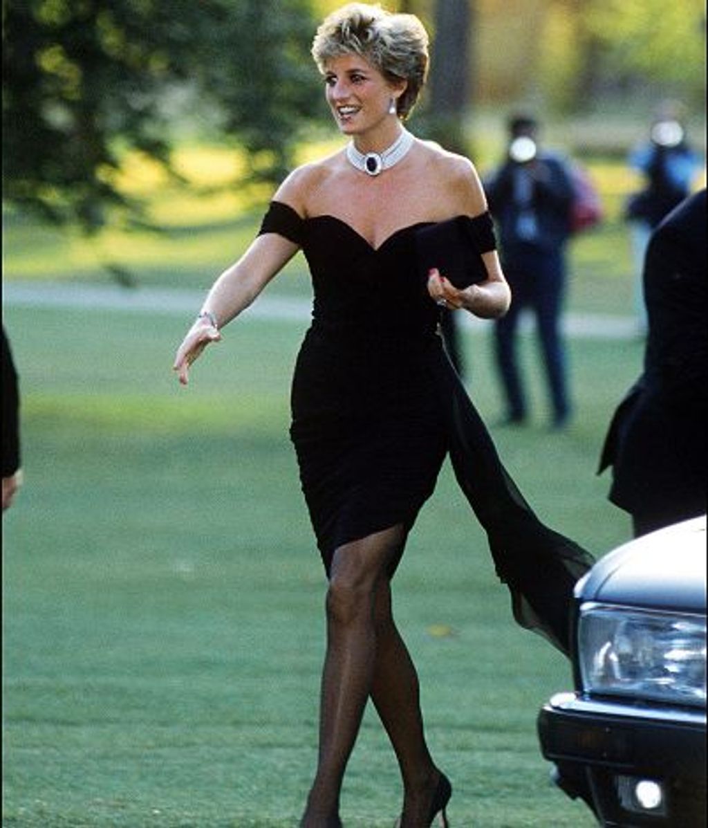 La princesa Diana (1961 - 1997) llegando a la Serpentine Gallery de Londres con el icónico vestido de Christina Stambolian en junio de 1994