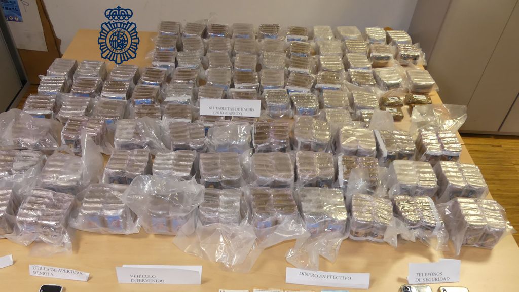 Los agentes de la Policía Nacional descubrieron en el coche 611 tabletas de hachís