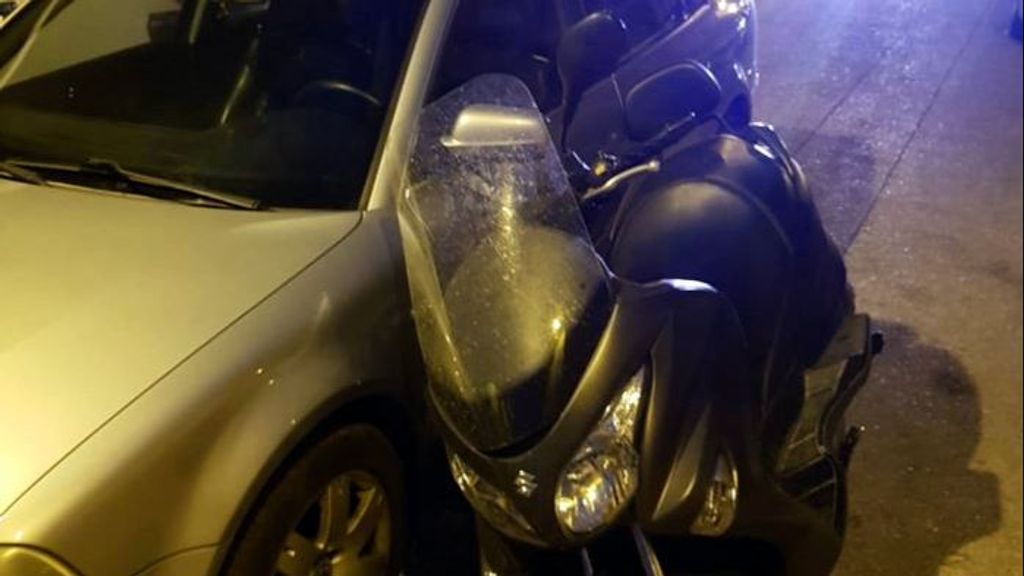 Moto volcada contra un coche