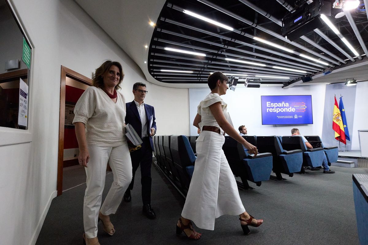 (I-D) La vicepresidenta tercera y ministra para la Transición Ecológica, Teresa Ribera; la ministra Portavoz, Isabel Rodríguez; y el ministro de la Presidencia, Félix Bolaños, a su llegada a una rueda posterior al Consejo de Ministros. (I-D) La vicepresidenta tercera y ministra para la Transición Ecológica, Teresa Ribera; la ministra Portavoz, Isabel Rodríguez; y el ministro de la Presidencia, Félix Bolaños, a su llegada a una rueda posterior al Consejo de Ministros.