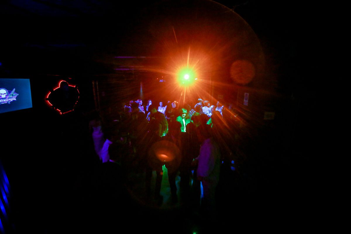 Archivo - Varias personas en la pista de una discoteca. Archivo - Varias personas en la pista de una discoteca.