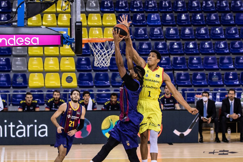 Archivo - Brandon Davies of Fc Barcelona competes for the ball with Tyson Perez of Morabanc Andorra during the Liga Endesa ACB match between  Fc Barcelona and MoraBanc Andorra at Palau Blaugrana on October 25, 2020 in Barcelona, Spain.