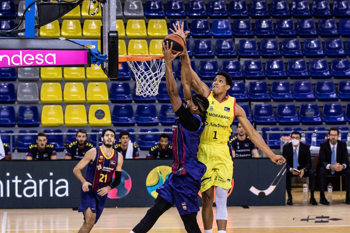 Archivo - Brandon Davies of Fc Barcelona competes for the ball with Tyson Perez of Morabanc Andorra during the Liga Endesa ACB match between Fc Barcelona and MoraBanc Andorra at Palau Blaugrana on October 25, 2020 in Barcelona, Spain. Archivo - Brandon Davies of Fc Barcelona competes for the ball with Tyson Perez of Morabanc Andorra during the Liga Endesa ACB match between Fc Barcelona and MoraBanc Andorra at Palau Blaugrana on October 25, 2020 in Barcelona, Spain.