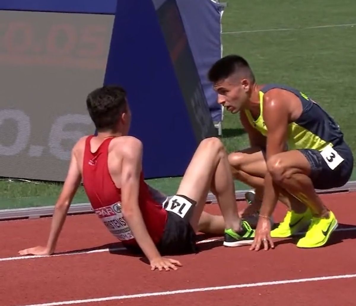 El atleta andorrano Nahuel Carabaña ayuda al danés, lesionado, Axel Vang Christensen en la prueba de los 3.000 metros obstáculos del European Championships Munich 2022 El atleta andorrano Nahuel Carabaña ayuda al danés, lesionado, Axel Vang Christensen en la prueba de los 3.000 metros obstáculos del European Championships Munich 2022