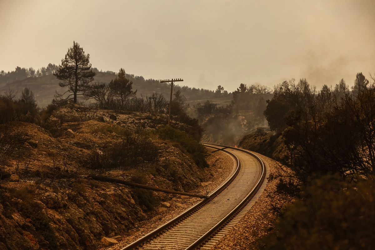 Vías del tren del trayecto entre València y Zaragoza, en la zona del incendio de Bejís (Castellón) Vías del tren del trayecto entre València y Zaragoza, en la zona del incendio de Bejís (Castellón)