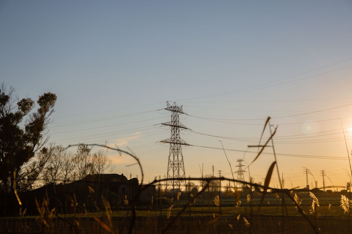 Un poste eléctrico, a 12 de enero del 2021, en Barcelona, Cataluña (España). Según los datos provisionales del Operador del Mercado Ibérico de Energía (OMIE), el precio promedio de la luz para los clientes de tarifa regulada vinculados al mercado mayorist Un poste eléctrico, a 12 de enero del 2021, en Barcelona, Cataluña (España). Según los datos provisionales del Operador del Mercado Ibérico de Energía (OMIE), el precio promedio de la luz para los clientes de tarifa regulada vinculados al mercado mayorist