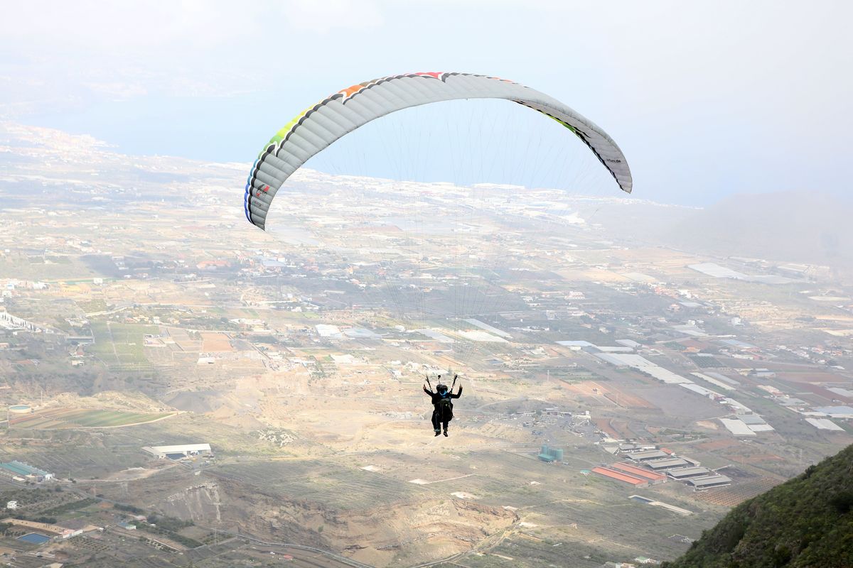 Archivo - Imagen de archivo de un parapente