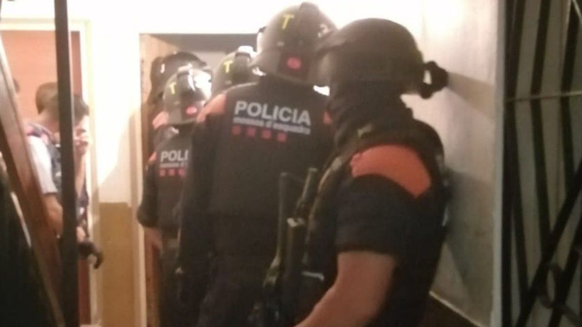 Dos detenidos por los altercados y el incendio de un coche de la Policía Local de Valls Dos detenidos por los altercados y el incendio de un coche de la Policía Local de Valls