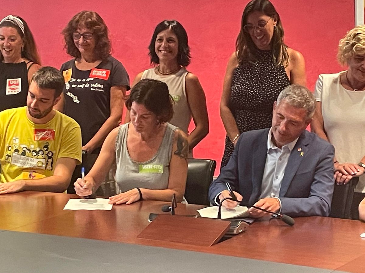 El conseller Josep Gonzàlez-Cambray firma acuerdo sindicatos docentes El conseller Josep Gonzàlez-Cambray firma acuerdo sindicatos docentes