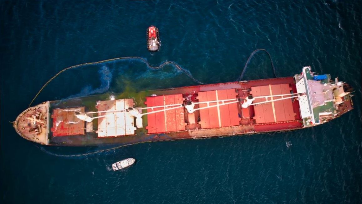 El vertido de fuel del buque varado en Gibraltar supera la primera barrera de contención
