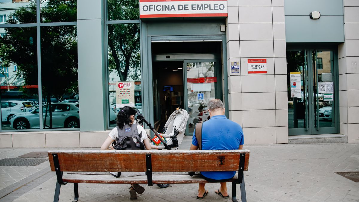 EuropaPress 4493875 dos personas esperan fuera oficina servicio publico empleo estatal sepe