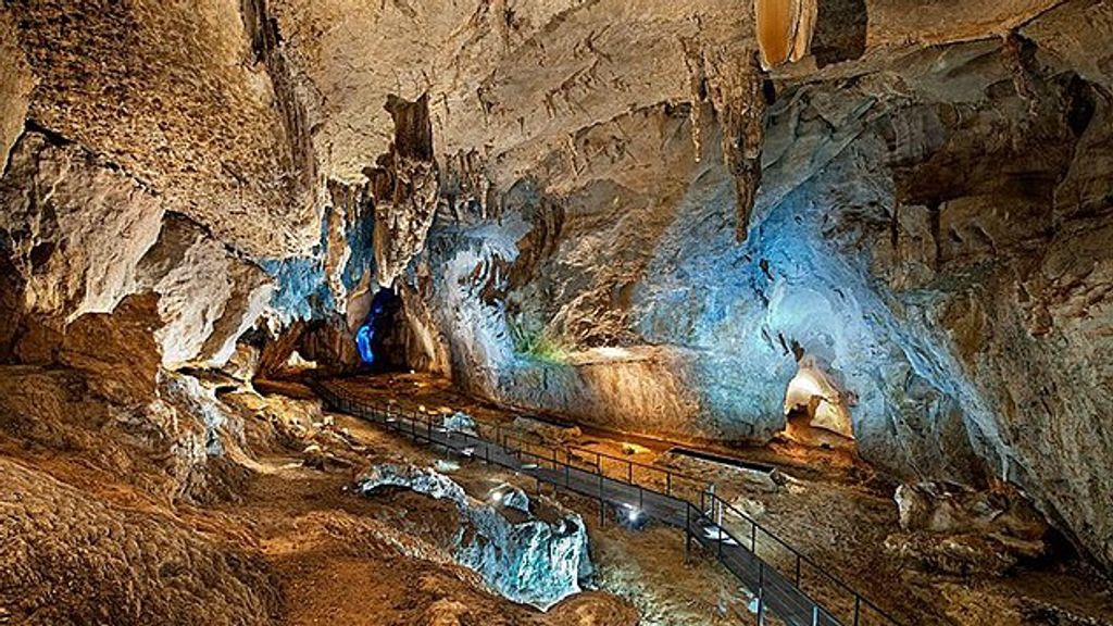 Interior de la cueva de Cullalvera