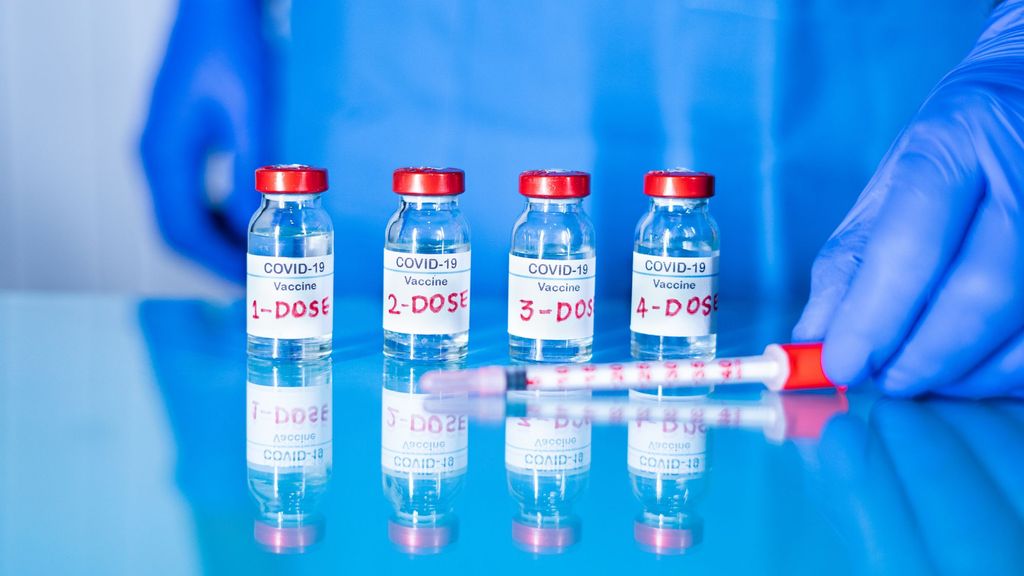 Llegan las vacunas adaptadas a ómicron: cuándo empezará España a poner estos refuerzos y a quién