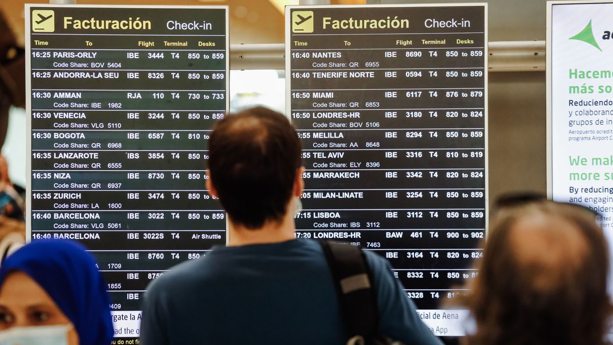 Pasajeros observan las pantallas con los vuelos de la Terminal 4 del Aeropuerto Adolfo Suárez Madrid Barajas Pasajeros observan las pantallas con los vuelos de la Terminal 4 del Aeropuerto Adolfo Suárez Madrid Barajas