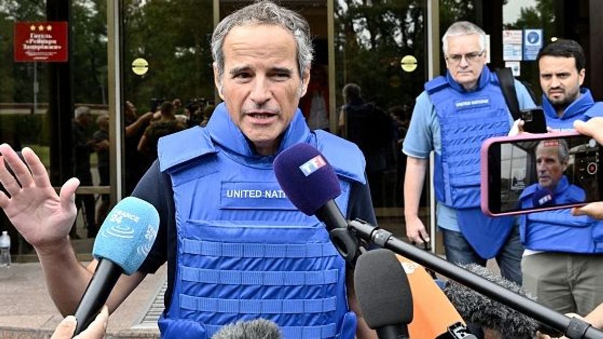 Rafael Grossi frente a las cámaras de televisión en Zaporiya Rafael Grossi frente a las cámaras de televisión en Zaporiya