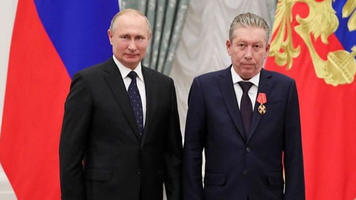 Russia's President Vladimir Putin (L) and Chairman of the Board of Directors of Oil Company Lukoil Ravil Maganov (R) pose for a photo during an awarding ceremony at the Kremlin in Moscow on November 21, 2019. - Russian oil producer Lukoil said on September 1, 2022 its chairman Ravil Maganov had died following a "serious illness", after Russian media cited sources saying the 67-year-old died after falling out of a hospital window. (Photo by Mikhail KLIMENTYEV / SPUTNIK / AFP) (Photo by MIKHAIL KLIMENTYEV/SPUTNIK/AFP via Getty Images)