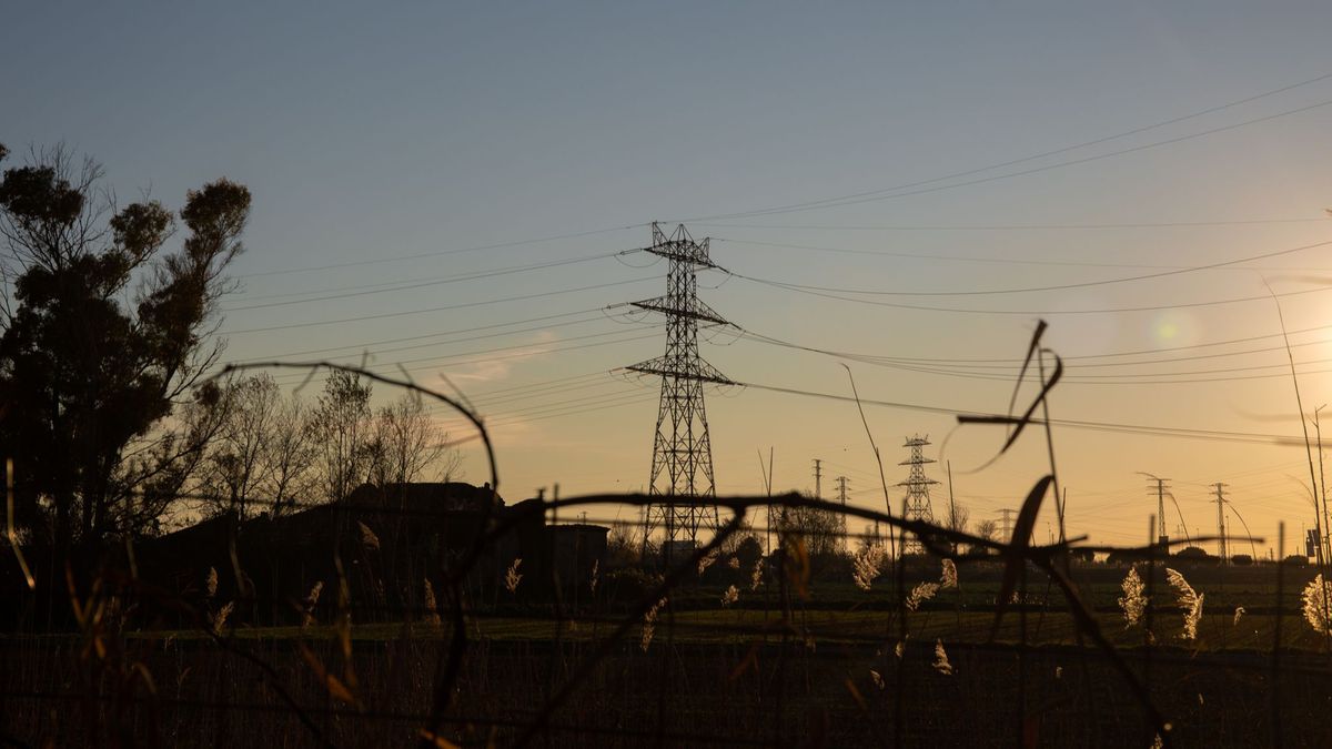 Un poste eléctrico Un poste eléctrico