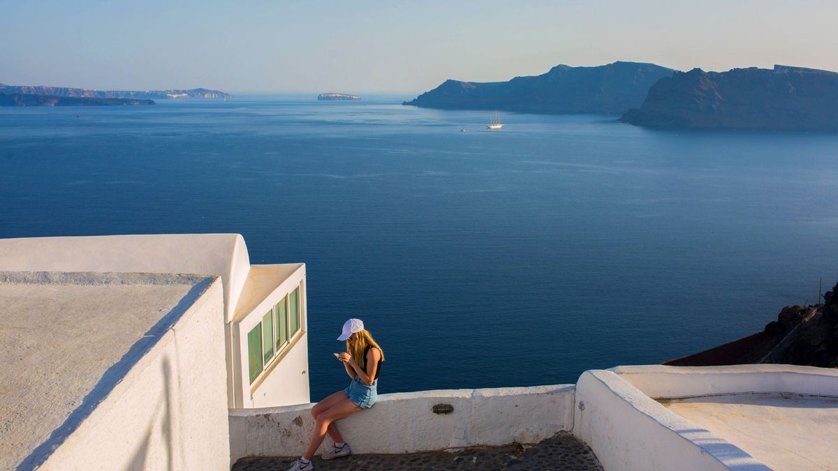 Una turista en Santorini, Grecia.